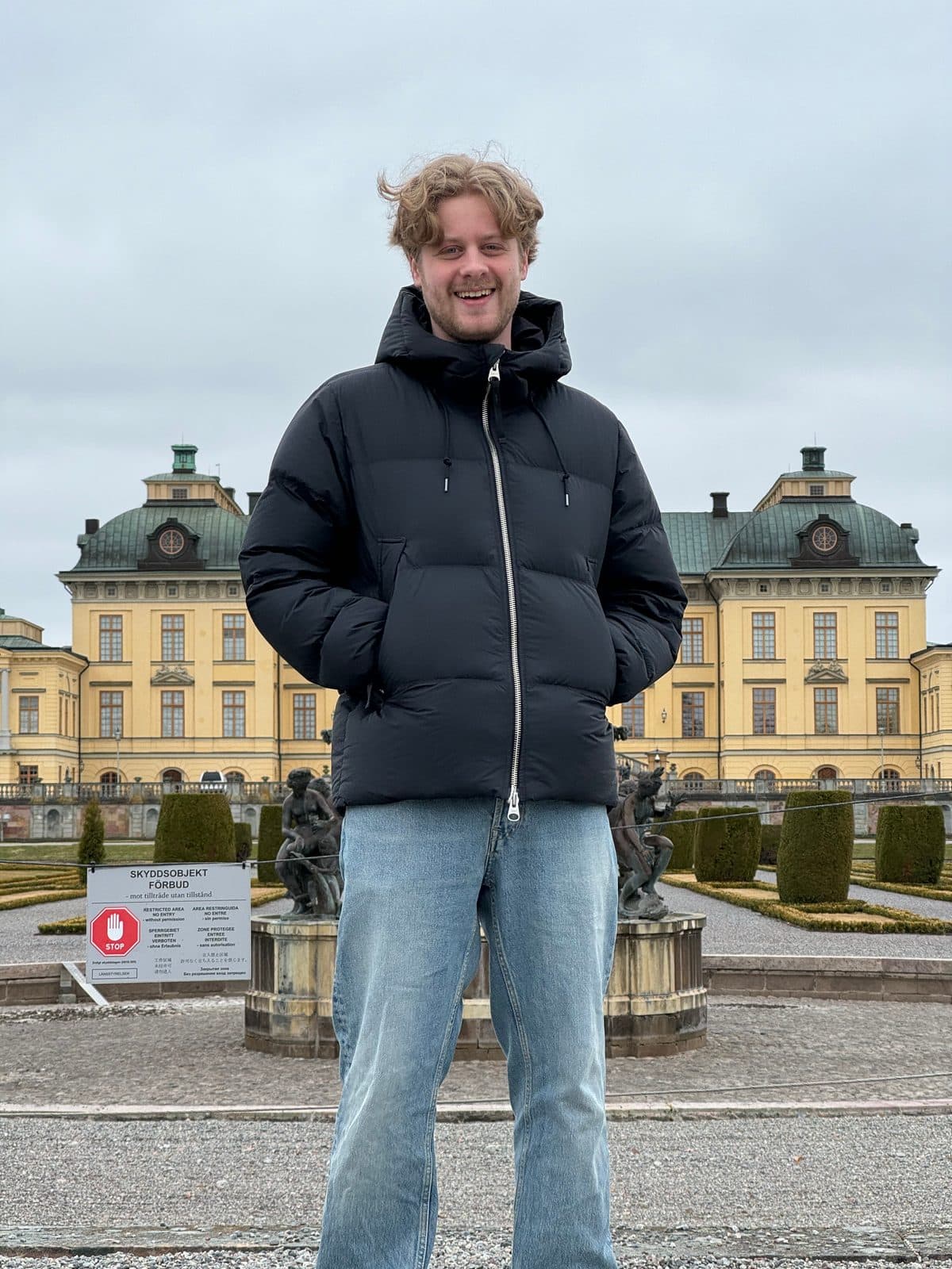 Ivar Berg, grundare av Pusselstorken, framför Drottningholms slott i Stockholm